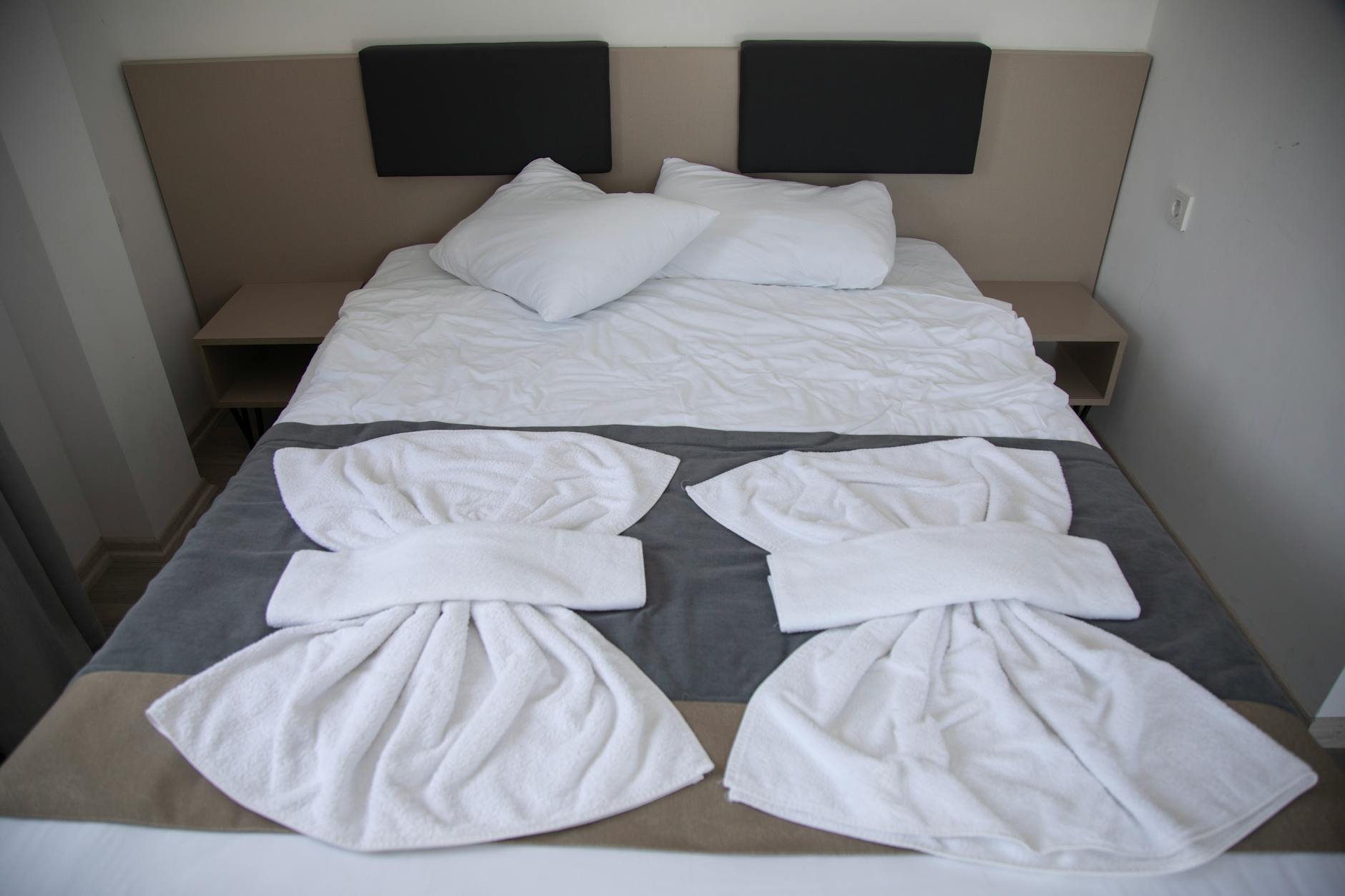 Cearșafuri cu elastic vs cearșafuri drepte pentru hoteluri