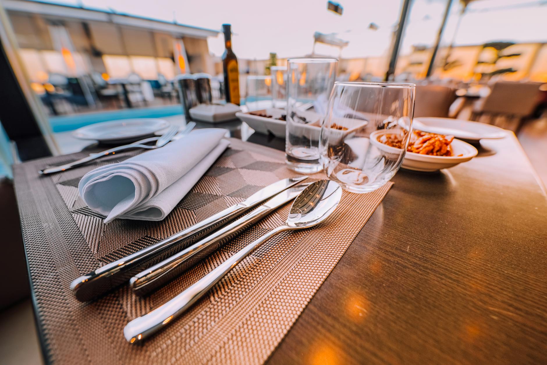 Fețe de masă pentru restaurante: Bumbac, poliester sau teflon?