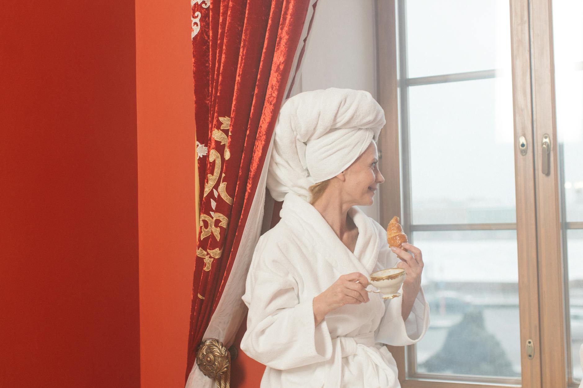 Halate de baie pentru hoteluri: Frotir, velur sau gofrat?