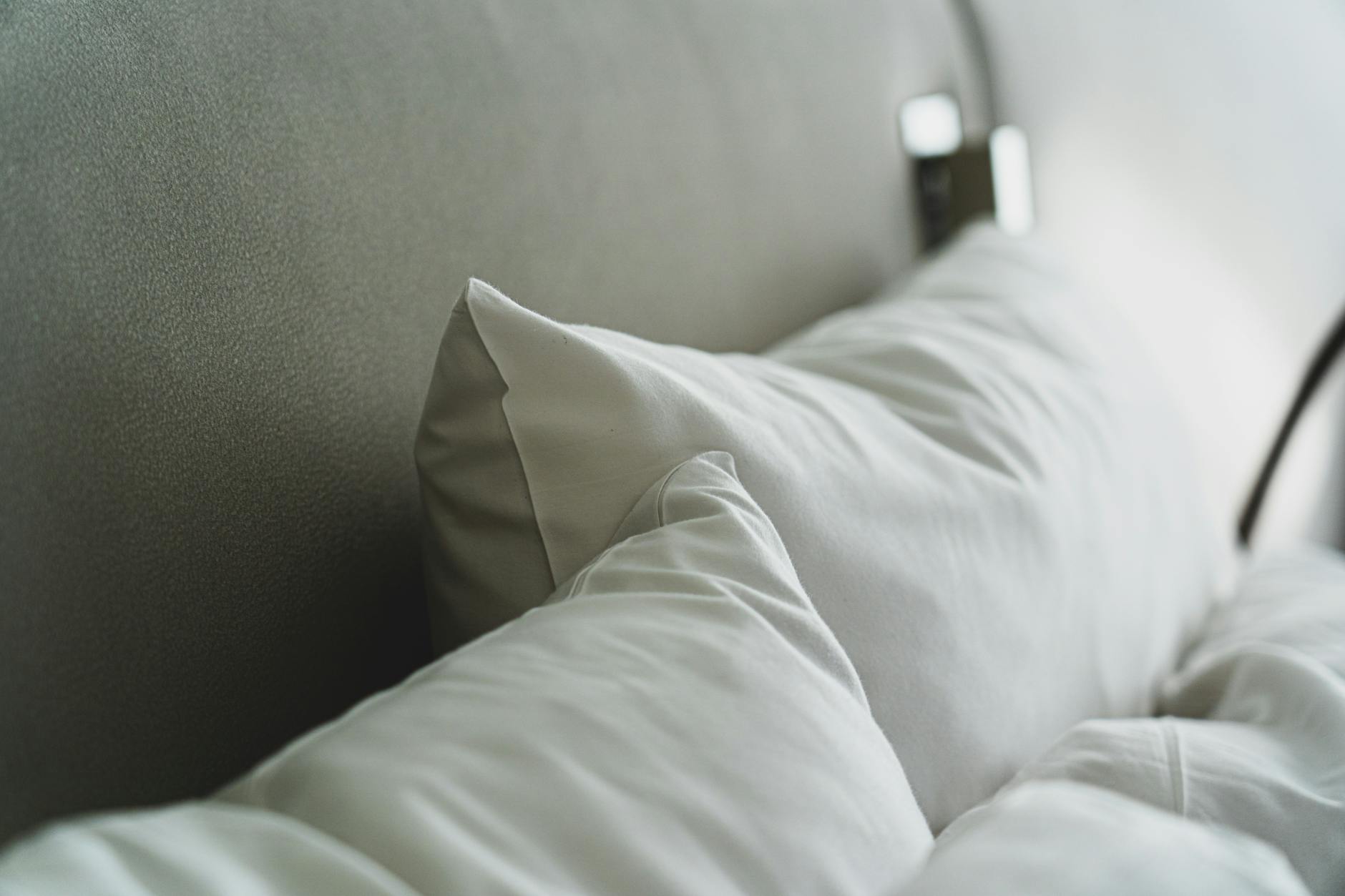 Pernele hoteliere: Silicon, puf sau microfibră? Comparație completă